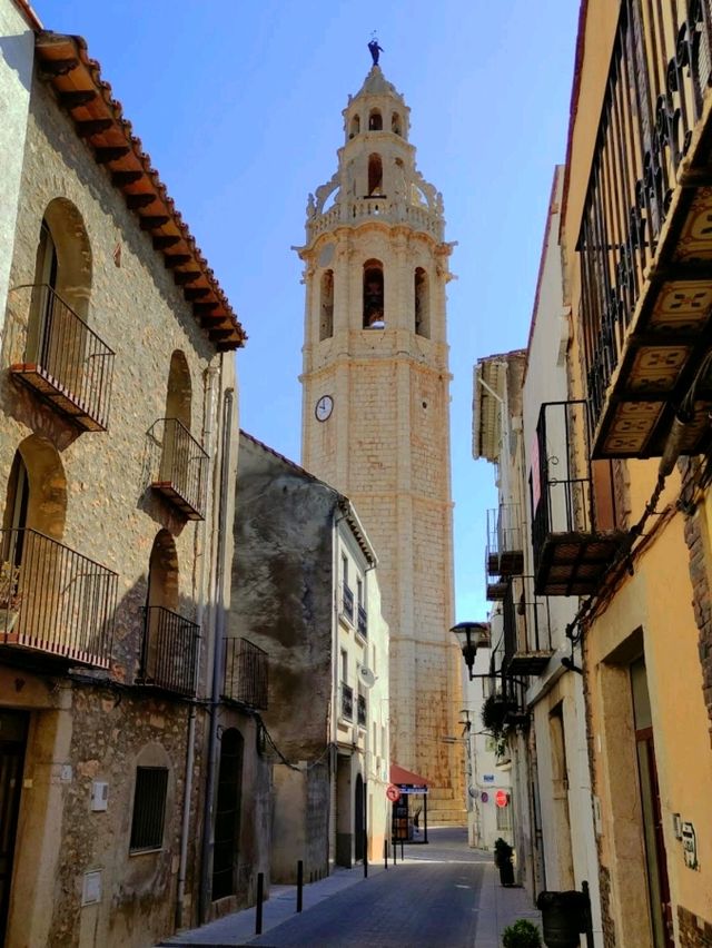 Alcalà de Xivert 位於歷史悠久的 El Maestrazgo 土地內，位於卡斯特利翁省北部。