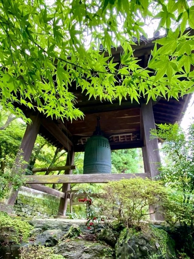 眉山山麓に位置する禅寺