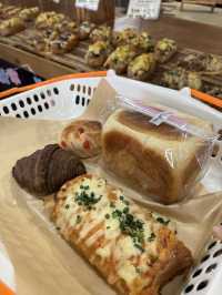 【福岡グルメ】焼きたてパンがたくさん並ぶ倉庫を改装した人気のベーカリー🍞