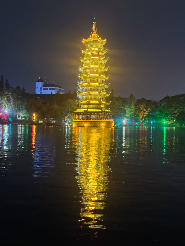 เจดีย์เงินและเจดีย์ทอง(Sun and Moon Pagodas, 日月双塔)