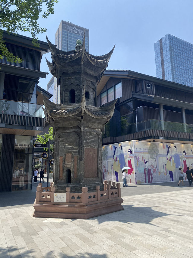 Where ancient serenity meets modern vibrance—Daci Temple in Taikooli. 🌸🙏 
