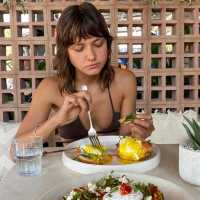 a releaxing place to eat