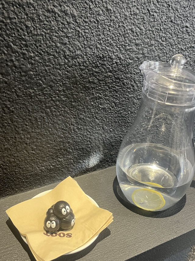 지브리 먼지 캐릭터와 굴뚝빵이 있는 카페