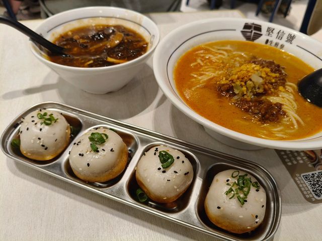【屯門美食】時代廣場《堅信號》探店：香濃擔擔麵x創意番茄套餐🍜🍅
