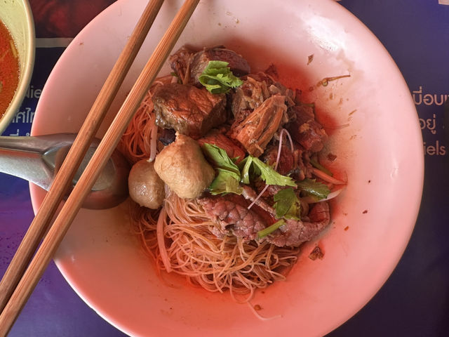 ก๋วยเตี๋ยวเนื้อนายดำ – ตำนานกว่า 40 ปี