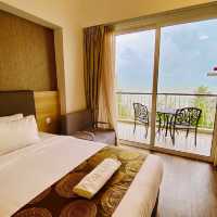 Emerald Serenity: A Haven of Luxury and Tranquility
