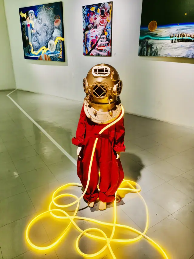 曼谷｜在藝術中心看到宇宙主題畫作，靜靜站了10分鐘，還能與藝術家交流，真是難得的體驗！