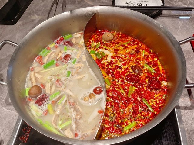 小蒙牛頂級麻辣養生鍋林口店