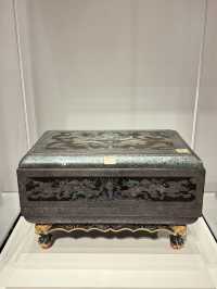 【香港】 故宮又有新展覽3：輪換最新藏品：新龍袍、自來鐘！