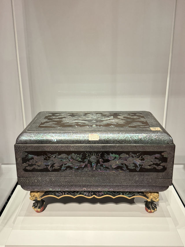 【香港】 故宮又有新展覽3：輪換最新藏品：新龍袍、自來鐘！