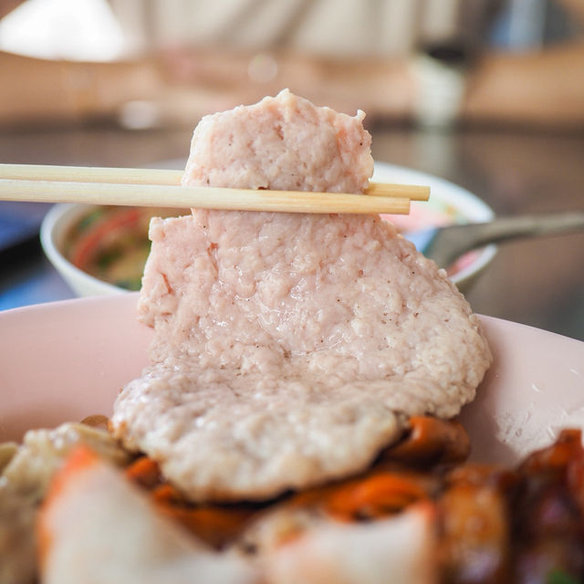 เจ๊ไก่บะหมี่เกี๊ยวร้อยปี 