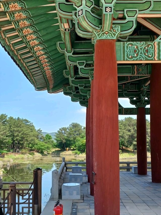 고요한 호숫가 따라 걷는 산책 한 모금