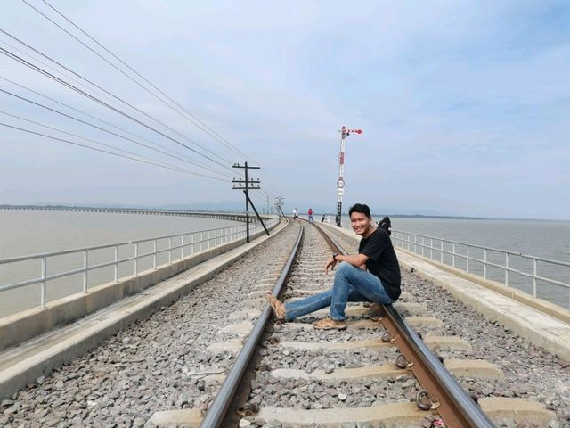 รถไฟลอยน้ำ บ้านโคกสลุง จ.ลพบุรี