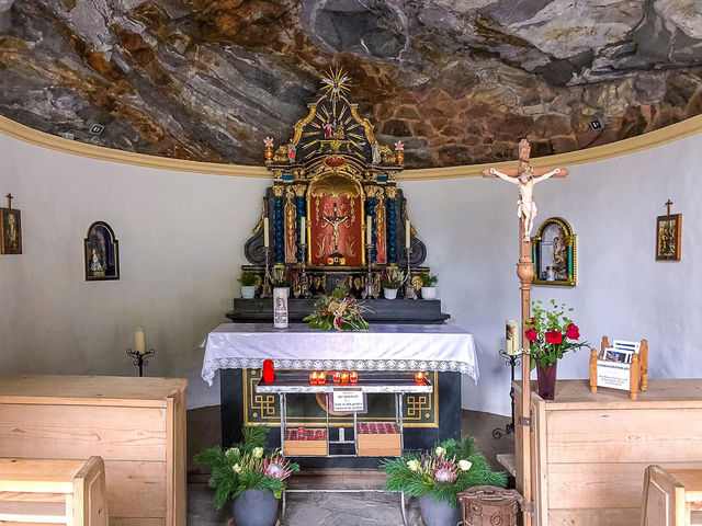 「岩の中に佇む神聖な空間、フェルゼンカペレで心が洗われるひととき⛪✨ #フェルゼンカペレ #グシュロスタール #オースト