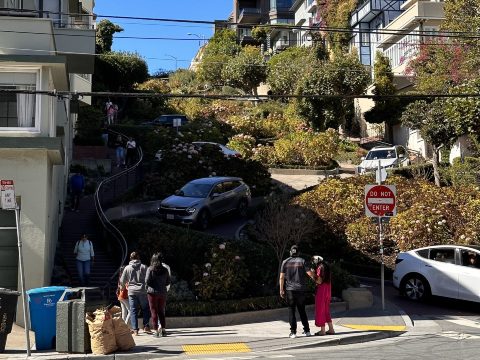 Lombard Street｜サンフランシスコの名物カーブ坂！花と街並みが美しい