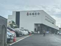 🍜一碗麵吃出濟州靈魂！《姊妹麵條》爆紅20年的人氣老店，連韓國明星都愛的傳奇美味！🔥🇰🇷 