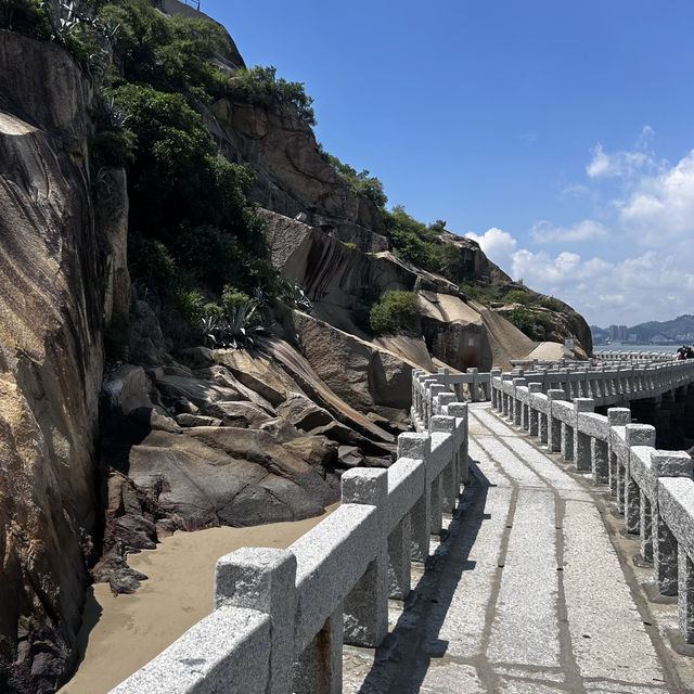 🕳️ Gusheng Cave: Gulangyu’s Cool, Carved Secret Beneath Sunlight Rock!