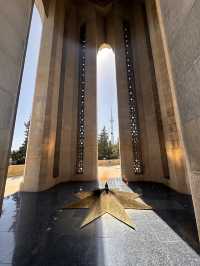 【Shahidlar Monument／殉教者記念碑｜バクー・高台に佇む“永遠の炎と追悼の塔”】
