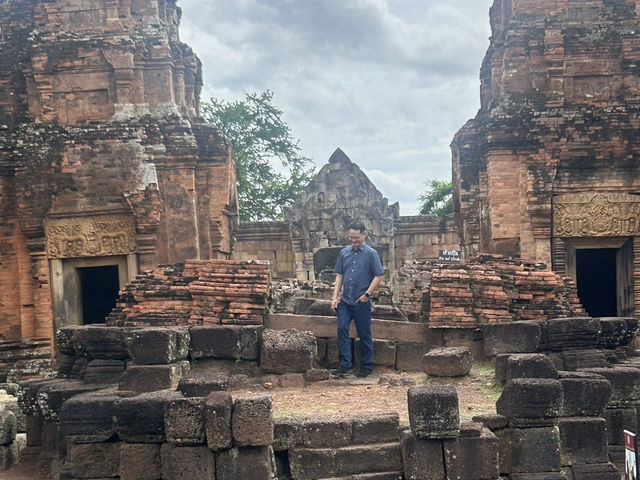 มนต์เสน่ห์ขอมโบราณกลางทุ่งอีสานใต้