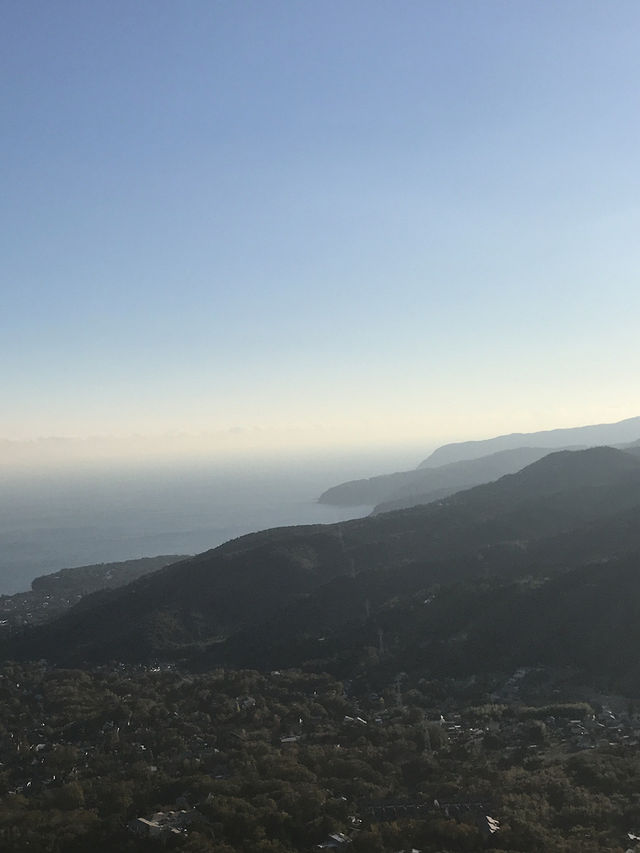 【静岡県　伊東市　富士山を望む大室山リフトとお鉢周り】