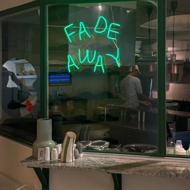 ถ้าFade Away บางแสน คาเฟ่ริมทะเลดีไซน์เก๋ วิวทะเลสุ