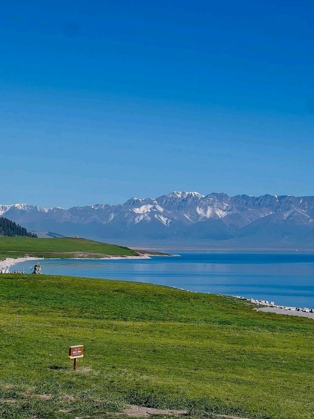 Sayram Lake in Xinjiang, Blue Water and Pure Chill