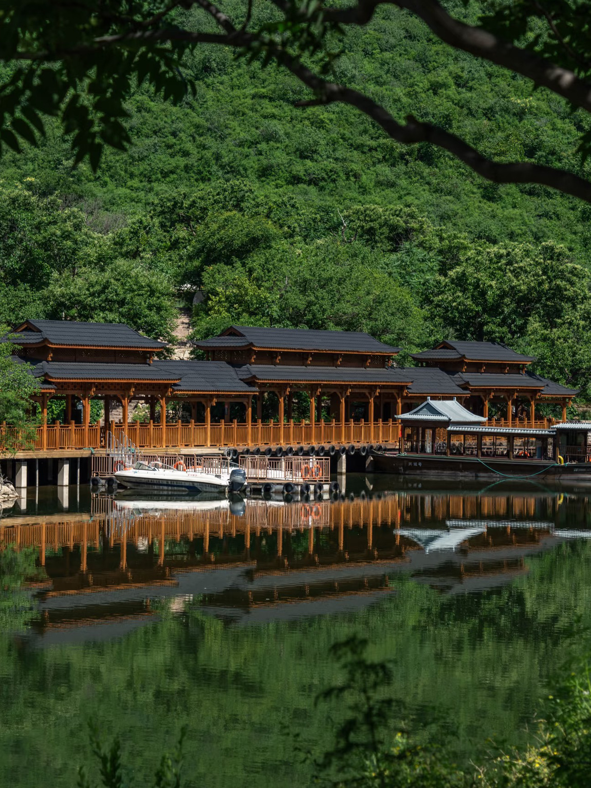 #chinatravel
Bosan dengan keramaian di Badaling atau Mutianyu? Tembok Besar Huanghuacheng di tepi danau Huairou menawarkan alternatif yang indah dan santai, hanya 1 jam dari Beijing. Dengan Tembok Besar yang berada di perairan yang tenang dan dikelilingi pegunungan yang rimbun, tempat ini merupakan perpaduan sempurna antara hiking dan keseruan di danau — terutama di musim panas. Medannya landai, dan Anda dapat menjelajahinya dengan berjalan kaki, berperahu, speedboat, atau bahkan seluncuran magnetik yang seru. Ideal untuk perjalanan akhir pekan bersama keluarga, pasangan, atau teman.

📍 Tembok Besar Huanghuacheng, Desa Xishuiyu, Kota Jiuduhe, Distrik Huairou, Beijing
🚗 Berkendara & parkir: Parkir P3 terdekat dari pintu masuk (20 RMB/hari)
💰 Masuk: 60 RMB
🕒 Jam Buka: 08.00–17.00

#beijinggetaway #greatwallchina #hiddenbeijing #naturetrip #hikingfun #thingstodo #myitinerary