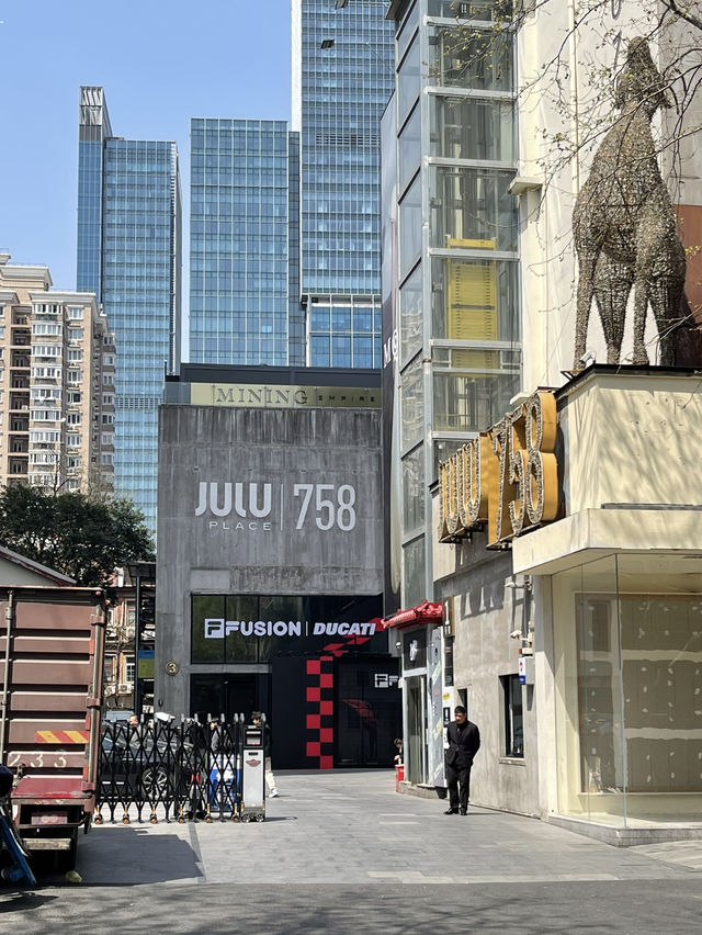 Shanghai Citywalk – From Historic Charm to Urban Elegance 🚶‍♀️🏙️✨