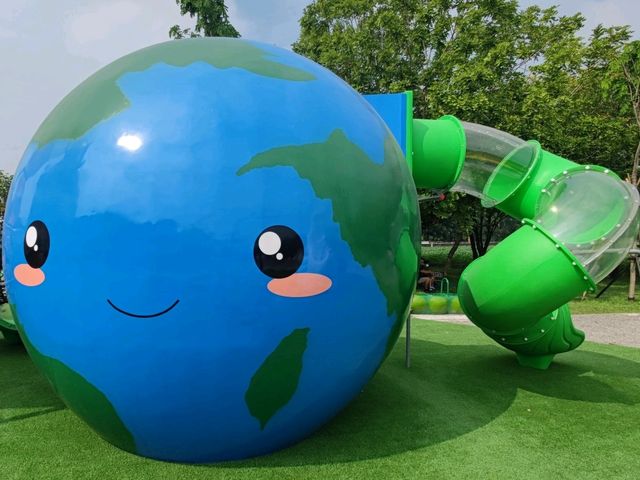 一座太陽、月亮與地球的遊樂場#崁頂共融遊戲場(崁頂公園)屏東縣崁頂鄉