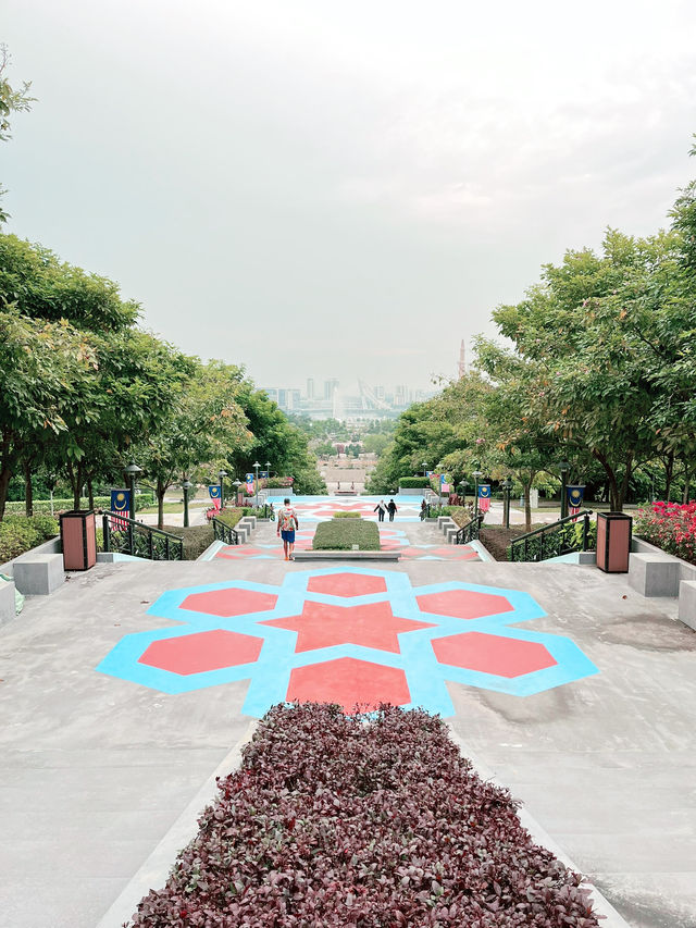 Mercu Tanda & Tangga Putrajaya: Iconic Landmarks with Scenic Views 