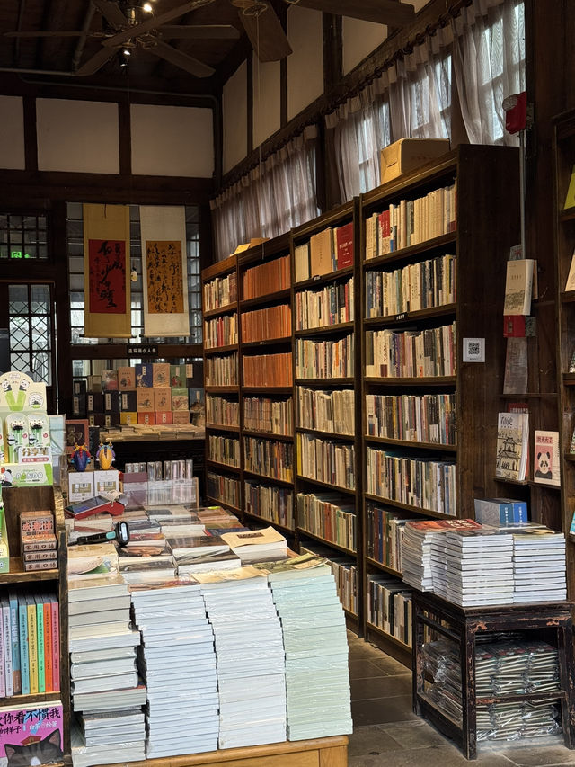 ร้านหนังสือบรรยากาศจีนโบราณในเฉิงตู “宽窄巷子”  ร้านหนังสือบรรยากาศจีนโบราณในเฉิงตู “宽窄巷子”
