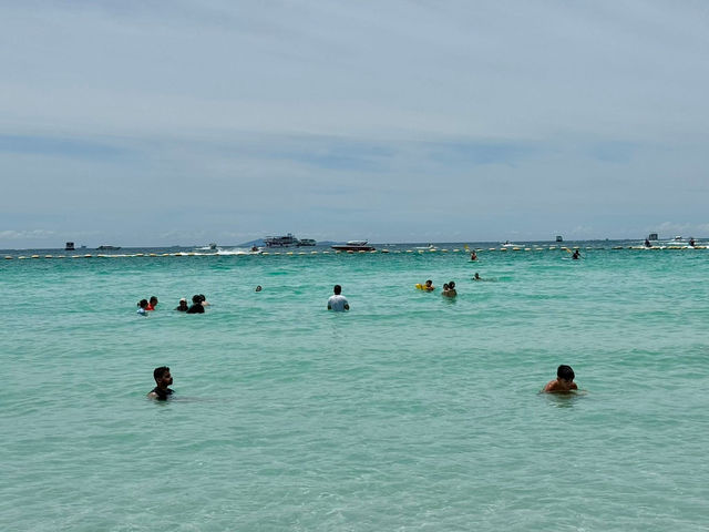 วันเดียว... เที่ยวเกาะล้าน 🌊🌴 วันเดียว... เที่ยวเกาะล้าน 🌊🌴