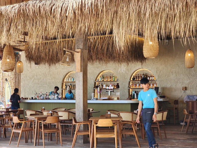 ร้านกาแฟ บรรยากาศริมทะเล ร้านสวย เครื่องดื่มอร่อย 