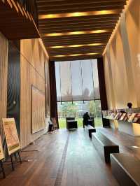 薄暗い中、壁一面に並べられた古書の壮観な風景