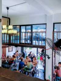 🥪☕🥦🌶️🍜🫛🥃🍗🥒🍛Savouring Local Delights at a Cozy Riverside Cafe in Malacca.