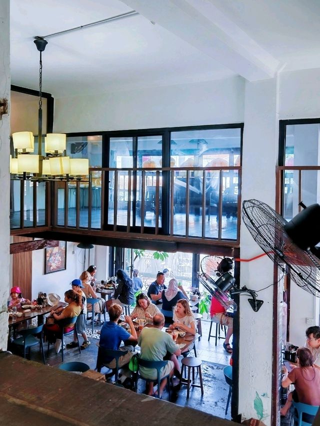 🥪☕🥦🌶️🍜🫛🥃🍗🥒🍛Savouring Local Delights at a Cozy Riverside Cafe in Malacca.