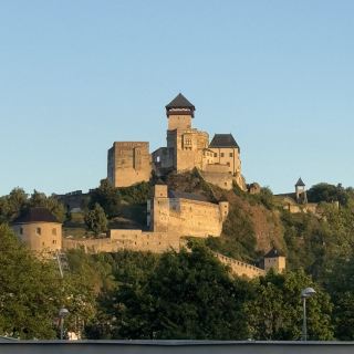 🏰 TRENČÍN CASTLE — SLOVAKIA’S HISTORIC FORTRESS 🌄🇸🇰