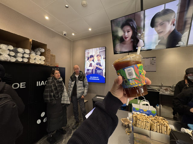 ☕ Luckin Coffee (Mutianyu Great Wall Branch) — A Well-Deserved Coffee Break After the Climb