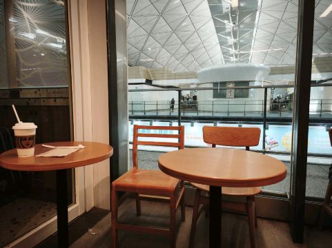 香港国際空港で10香港ドルでスターバックスのコーヒーセットを楽しめ