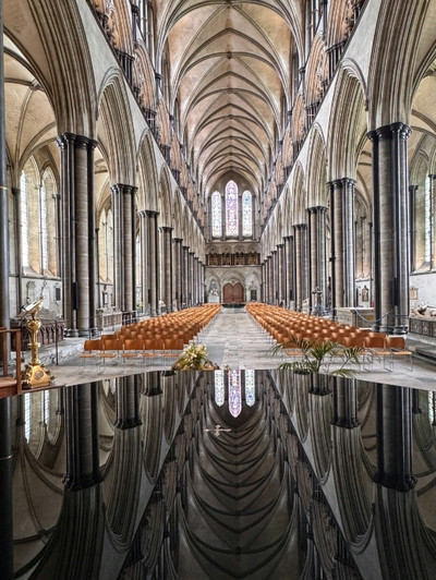 イギリスCROWN 絵皿 ソールズベリー大聖堂 ソールズベリー大聖堂：歴史あるゴシック建築と現代アートの融合