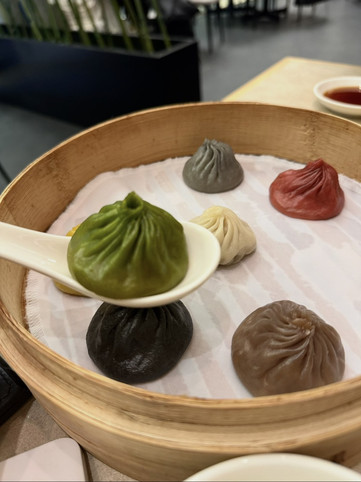 チャンギ空港名物の8色小籠包】カラフル!! | Trip.com シンガポール