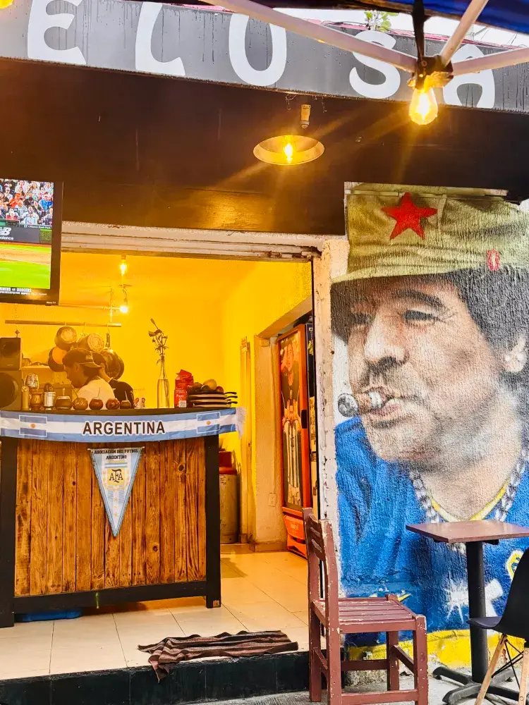 メキシコシティの隠れた名店！アルゼンチン炭火焼きで熱血サッカー観戦を ￼