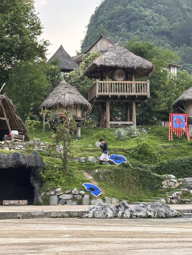 白天遊小七孔，晚上去瑤山古寨，體驗非遺文化特色