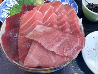 [Aomori] A Must-Try in Oma! The Ultimate 3-Color Tuna Bowl and Limited-Edition Sea Urchin Set.