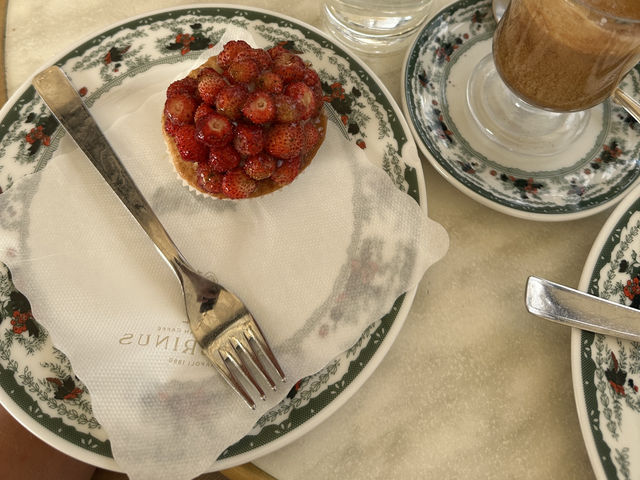 “Golden Mornings & Sweet Traditions at Gambrinus, Naples 🥐☕”
