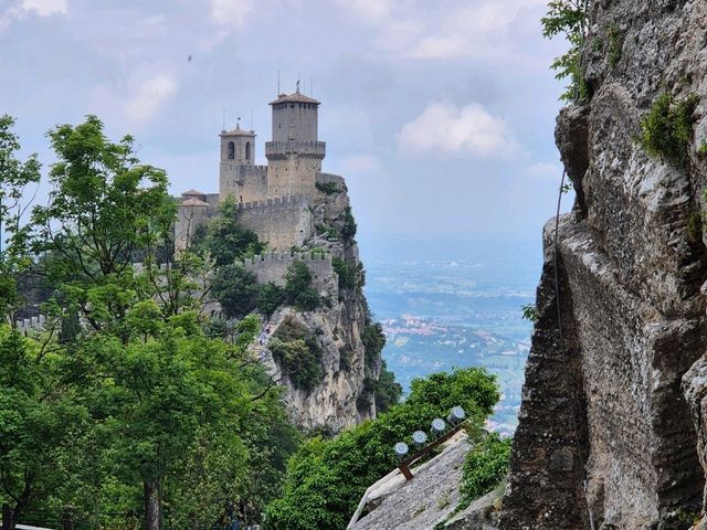 🏰 Lost in the Clouds: Why You Shouldn’t Miss a Day Trip to San Marino 🇸🇲✨ 🏰 Lost in the Clouds: Why You Shouldn’t Miss a Day Trip to San Marino 🇸🇲✨