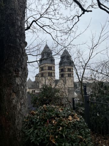 마이엔: 역사와 전통이 살아 숨 쉬는 곳