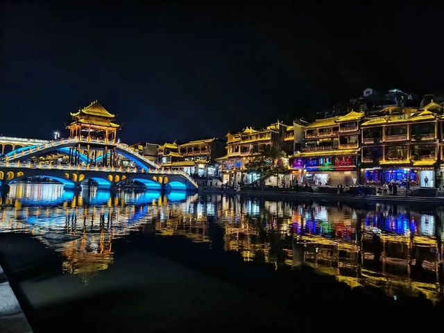 美到心坎上的鳳凰古城夜景