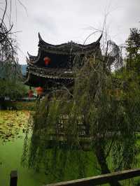 10月12日早上吃完了本地特色早餐就出發了，一路上漸漸有了秋天的顏色，還有一些晚稻金黃黃的，道路的兩