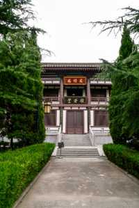 法門寺，又稱法雲寺，位於陝西省寶雞市扶風縣法門鎮，有“關中塔廟始祖之稱”